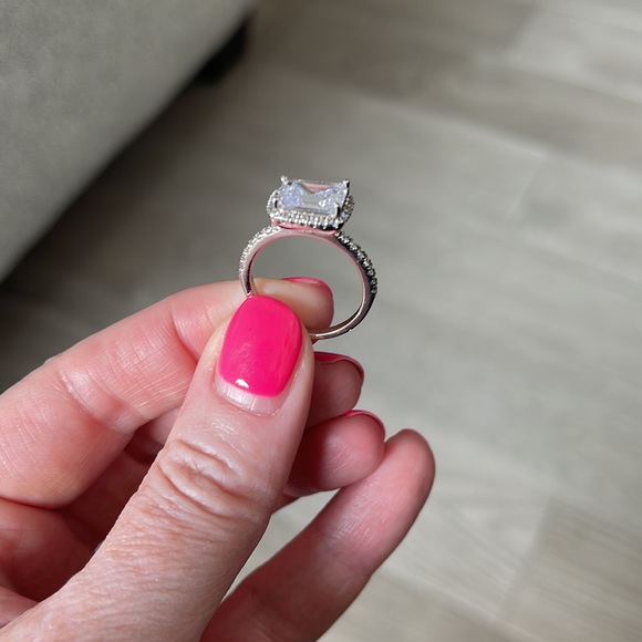 ❤️ FINAL PRICE ❤️ Everly Ring - Size 6 - Picture 2 of 4